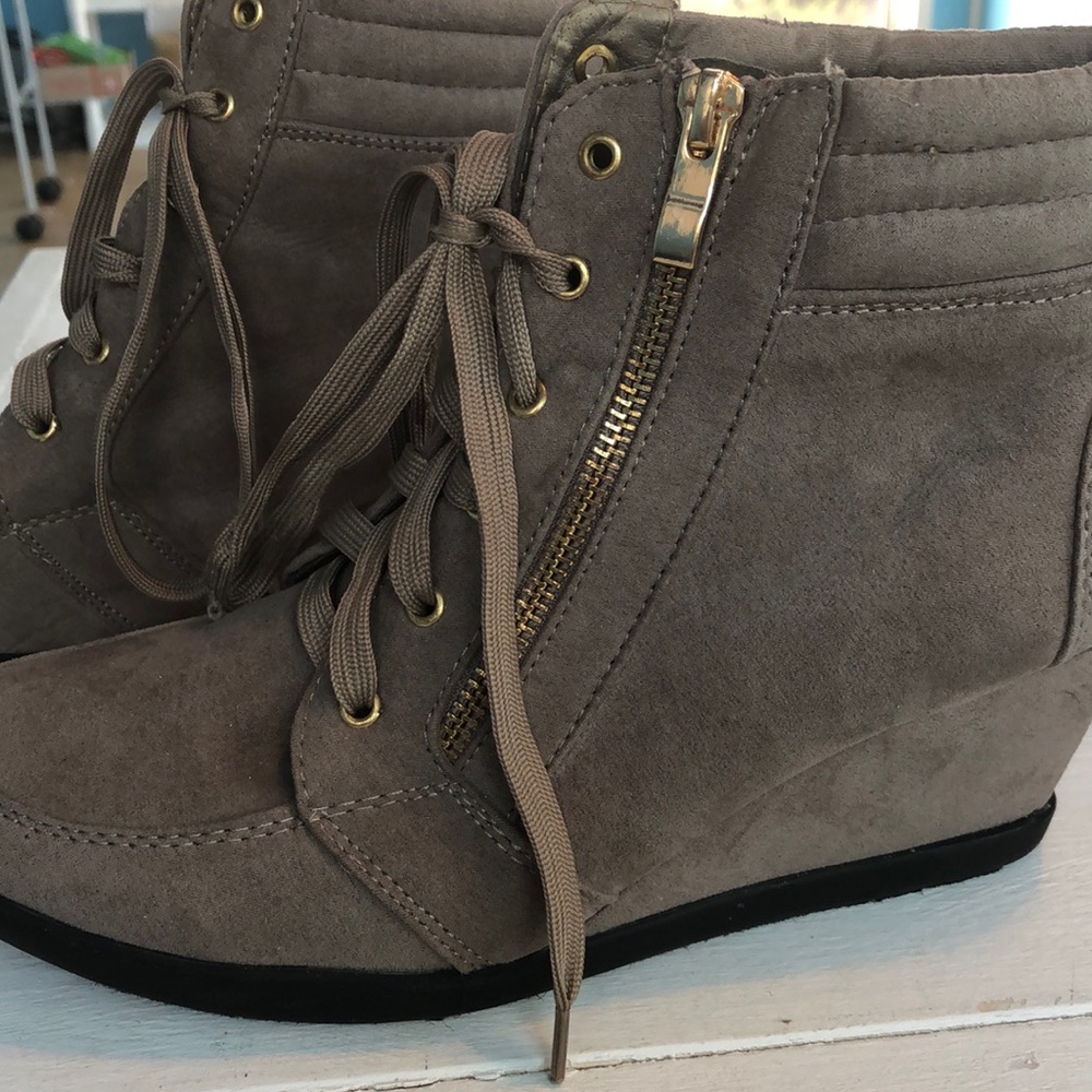 Pair of size 8 gray boots